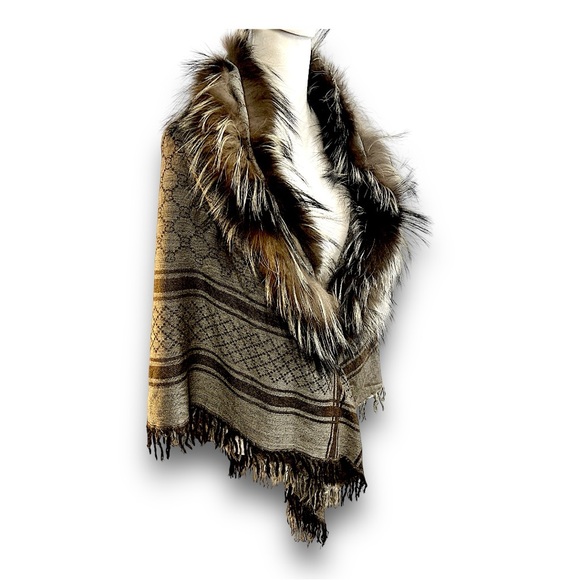 GUCCI Silver Fox Fur, Lana Wool, & Silk Wrap with Gucci Logo throughout SZ OS - Picture 15 of 16